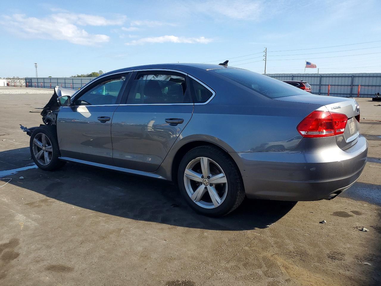 2015 VOLKSWAGEN PASSAT S photo 2