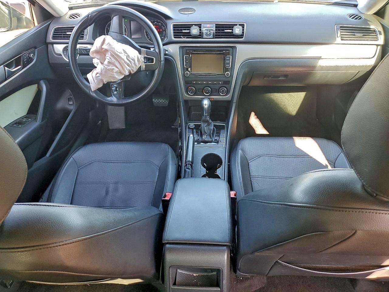 2015 VOLKSWAGEN PASSAT S photo 8