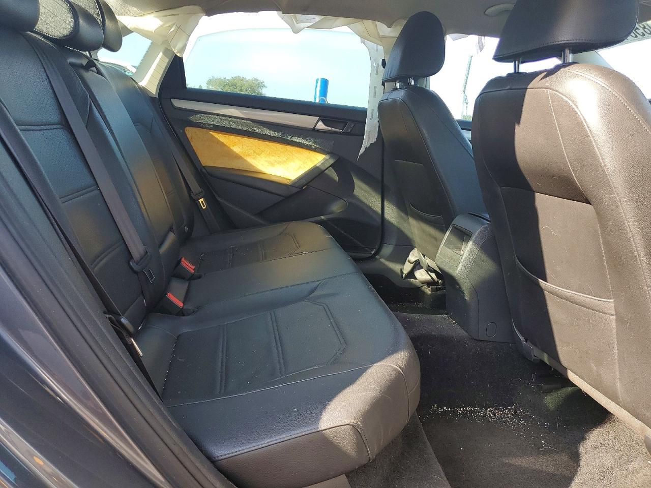 2015 VOLKSWAGEN PASSAT S photo 10