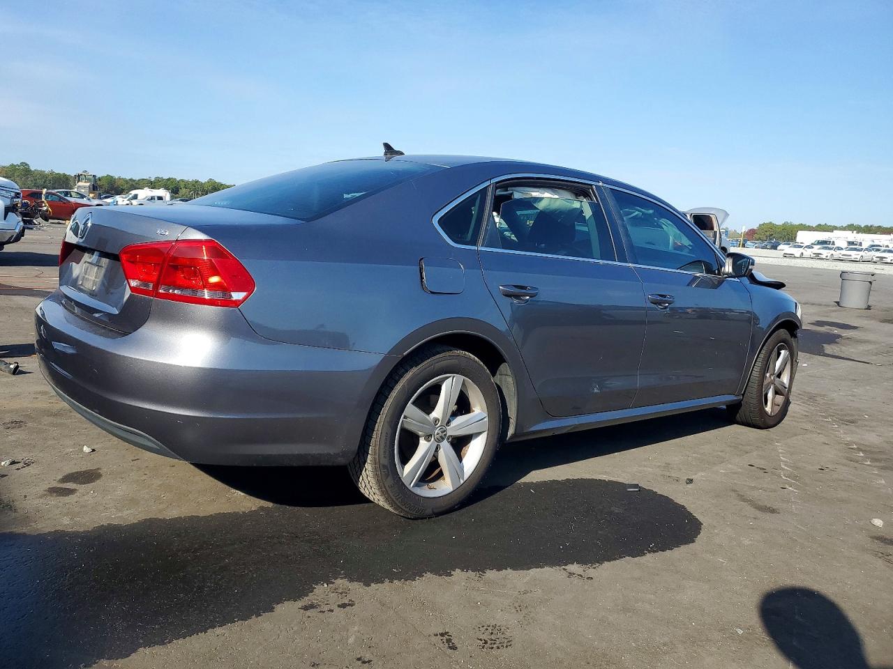 2015 VOLKSWAGEN PASSAT S photo 3