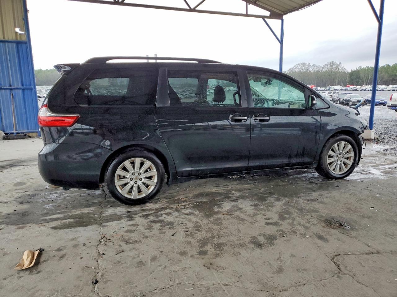 2015 TOYOTA SIENNA XLE photo 5
