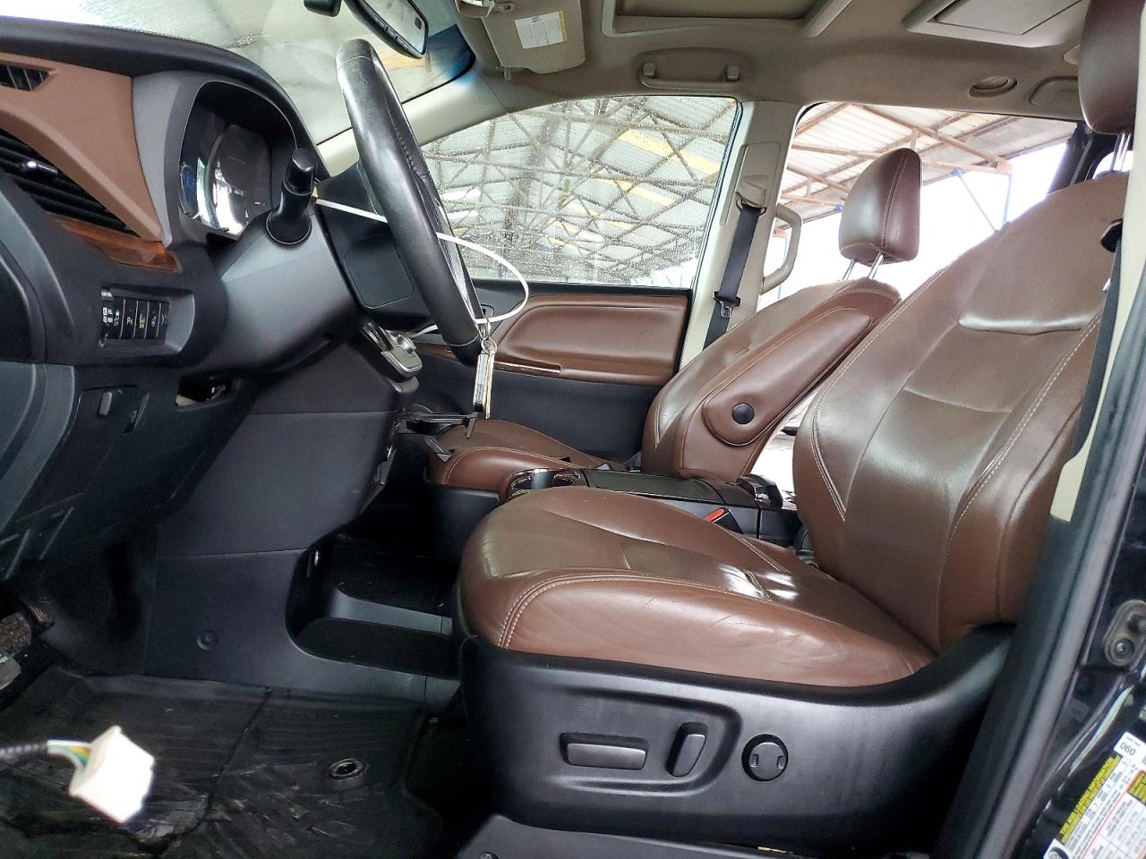 2015 TOYOTA SIENNA XLE photo 13