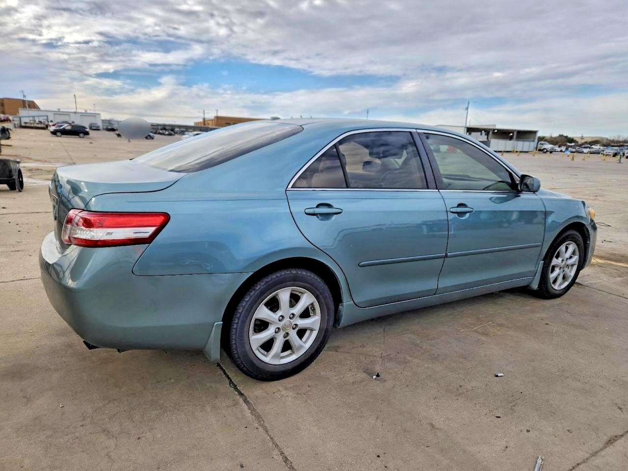 2010 TOYOTA CAMRY LE photo 7
