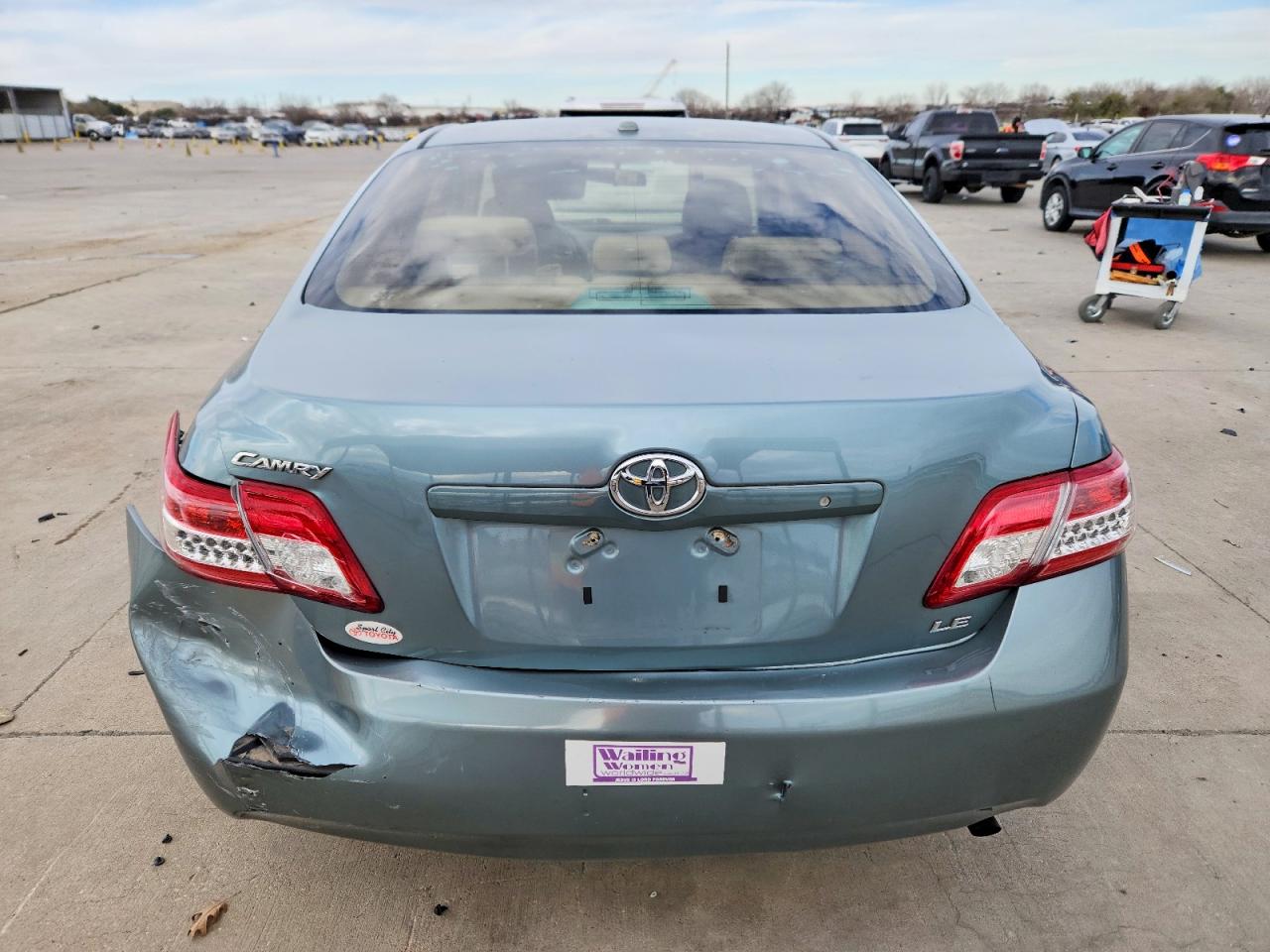 2010 TOYOTA CAMRY LE photo 16
