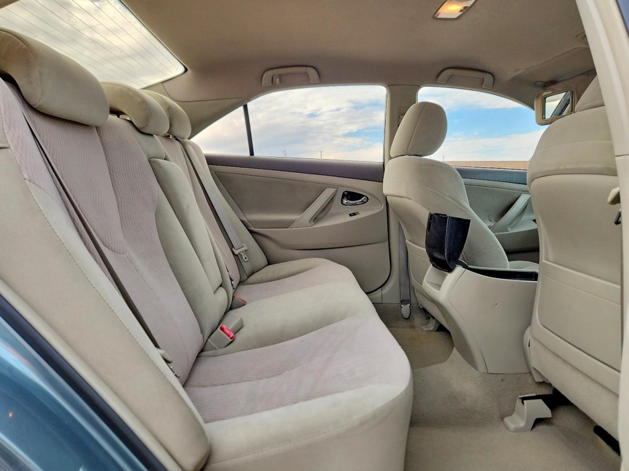2010 TOYOTA CAMRY LE photo 28
