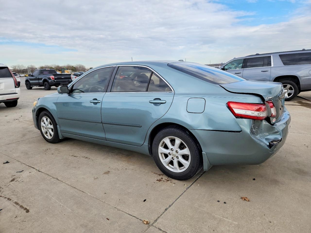 2010 TOYOTA CAMRY LE photo 4