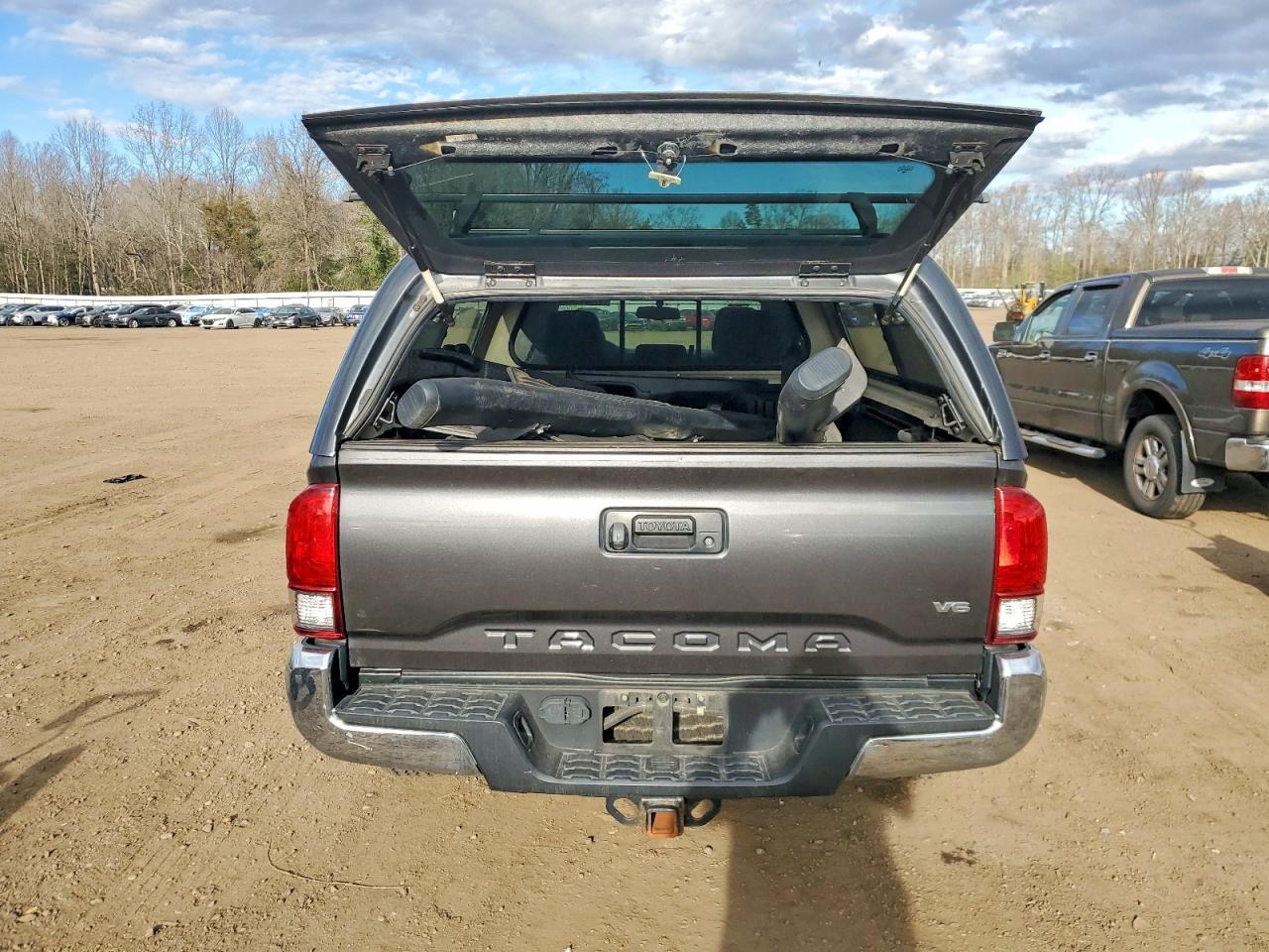 2017 TOYOTA TACOMA photo 6