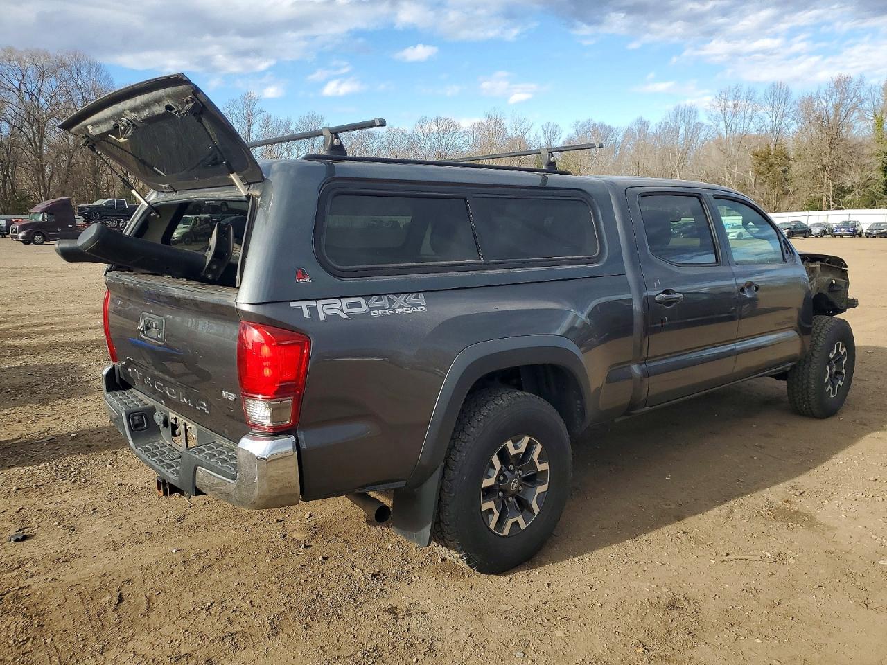 2017 TOYOTA TACOMA photo 3