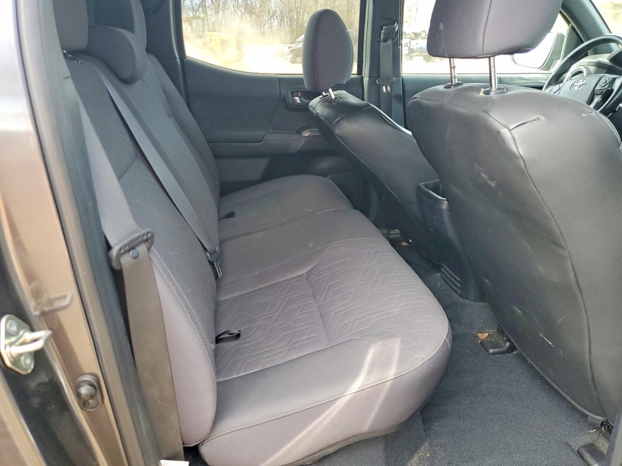 2017 TOYOTA TACOMA photo 10