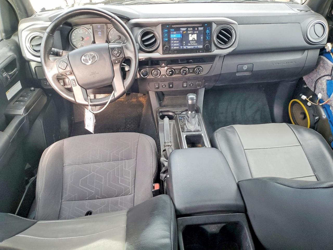 2017 TOYOTA TACOMA photo 8