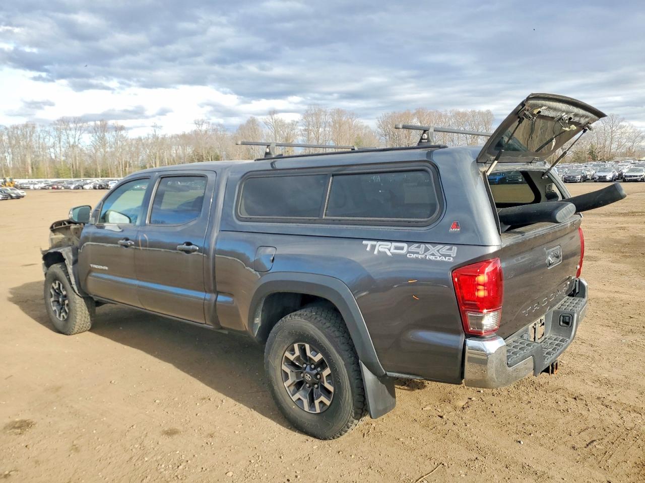 2017 TOYOTA TACOMA photo 2