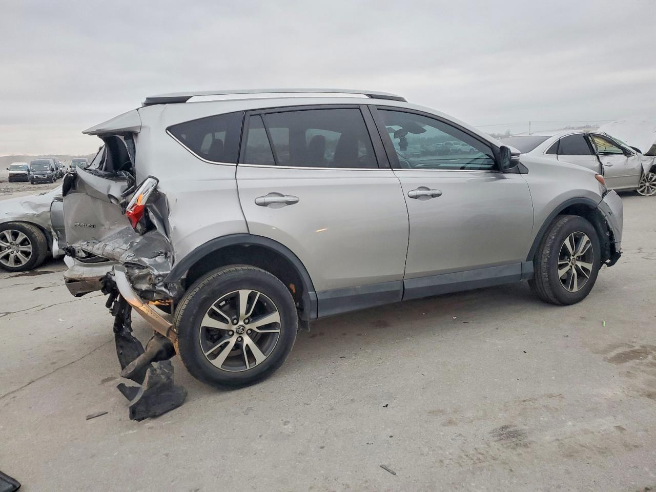 2017 TOYOTA RAV4 XLE photo 5