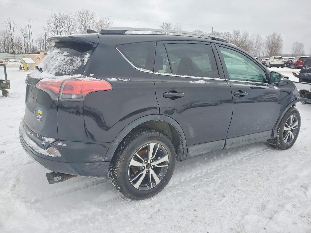 2017 TOYOTA RAV4 XLE photo 3
