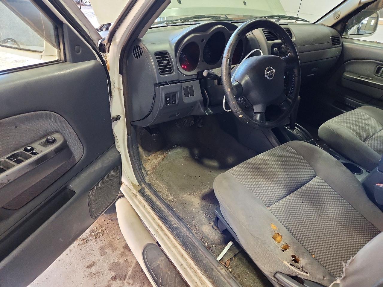 2002 NISSAN FRONTIER CREW CAB XE photo 8