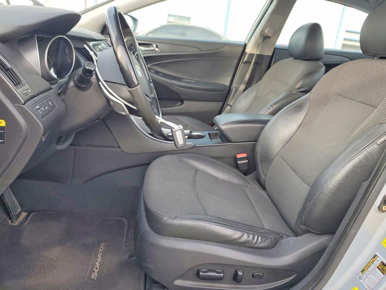 2011 HYUNDAI SONATA SE photo 7