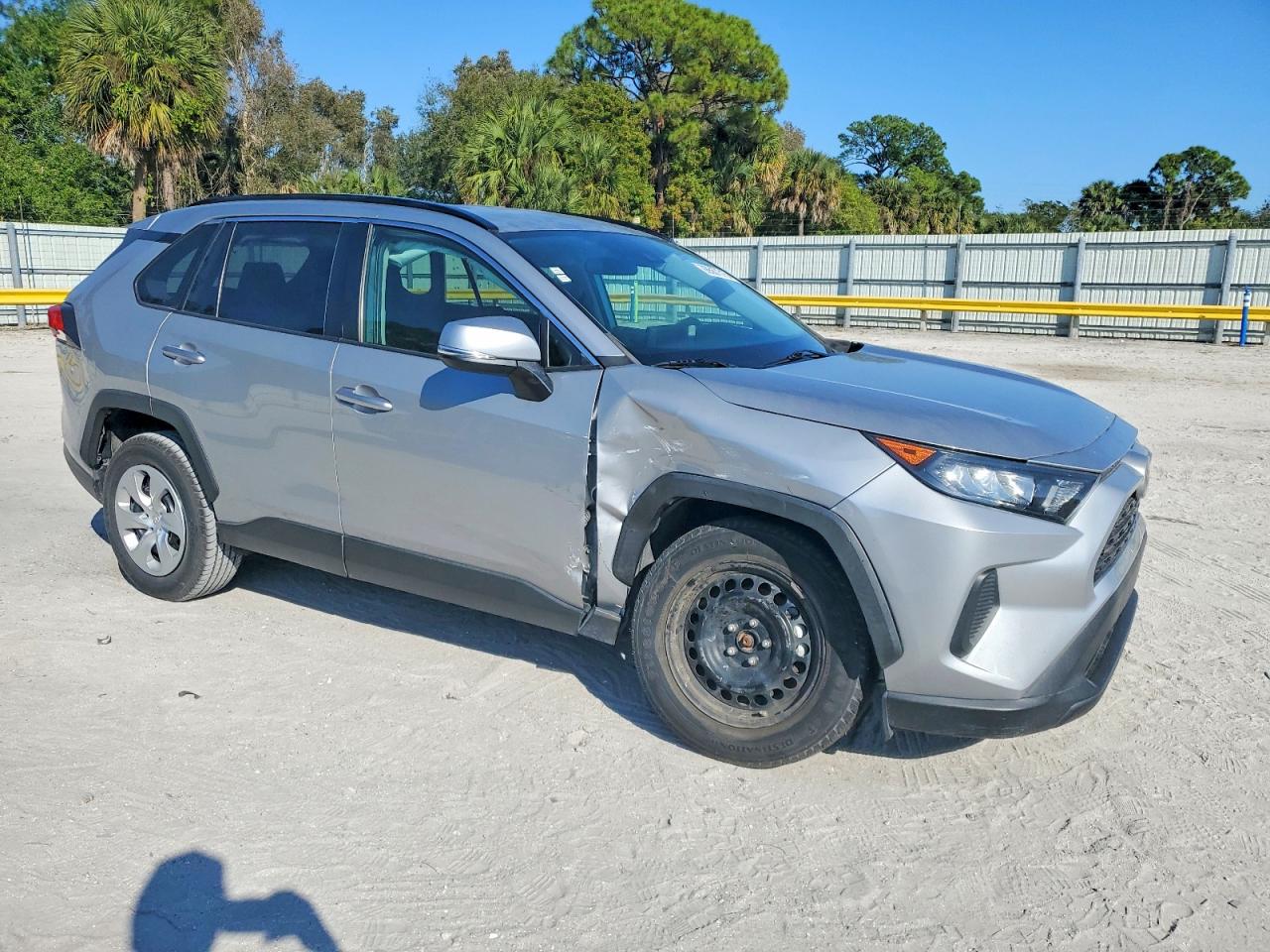 2021 TOYOTA RAV4 LE photo 7