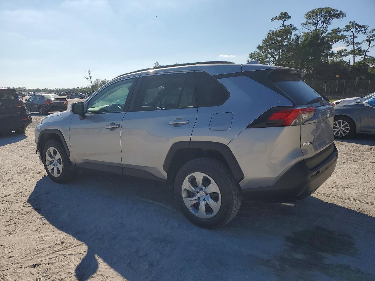 2021 TOYOTA RAV4 LE photo 3