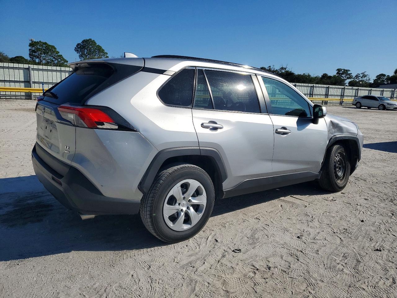 2021 TOYOTA RAV4 LE photo 5