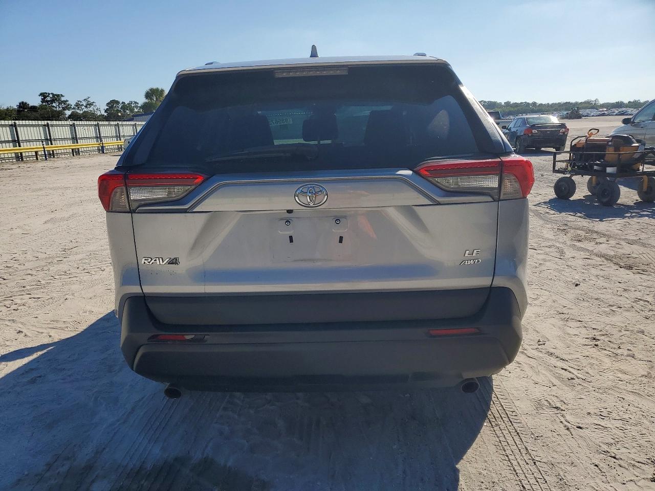 2021 TOYOTA RAV4 LE photo 11