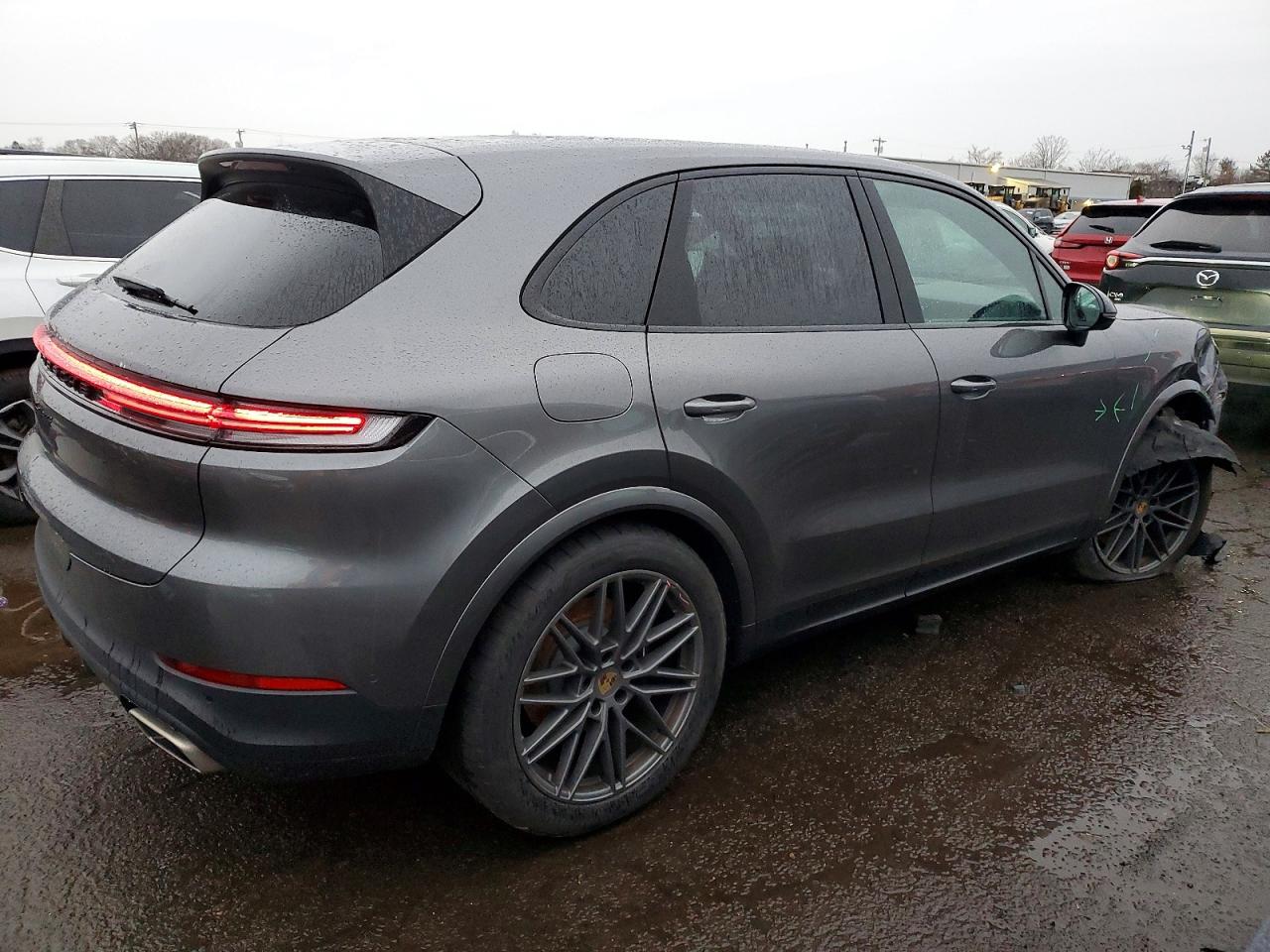 2024 PORSCHE CAYENNE photo 3