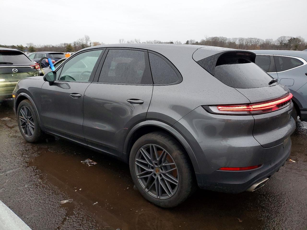 2024 PORSCHE CAYENNE photo 2