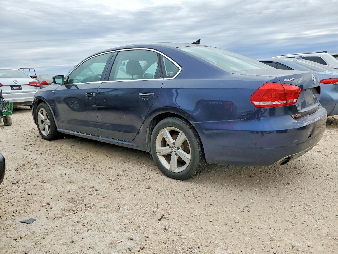 2014 VOLKSWAGEN PASSAT S photo 3