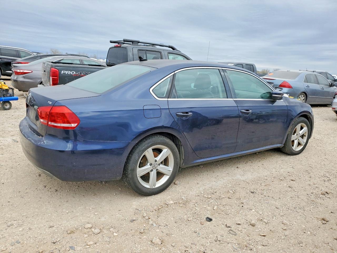 2014 VOLKSWAGEN PASSAT S photo 5