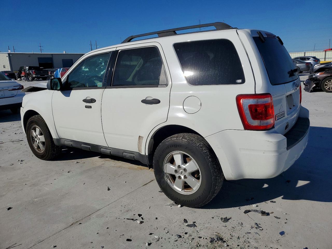 2011 FORD ESCAPE XLT photo 2