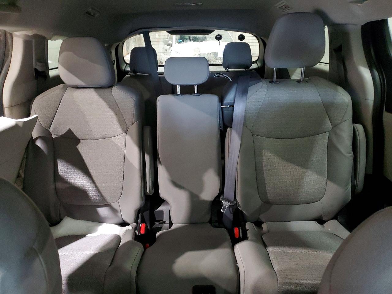 2022 TOYOTA SIENNA LE photo 28
