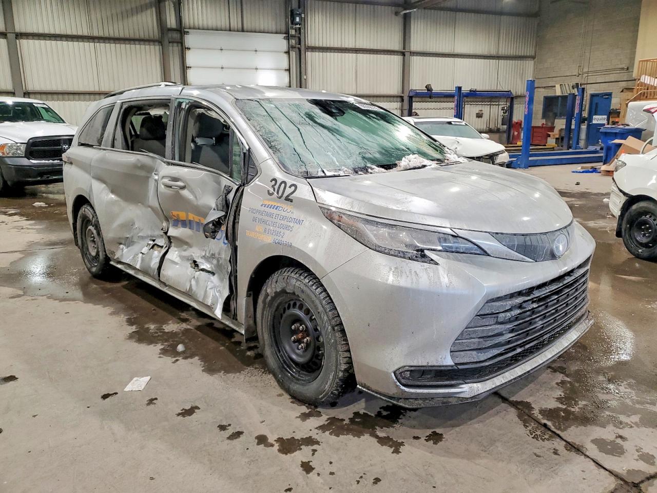 2022 TOYOTA SIENNA LE photo 10