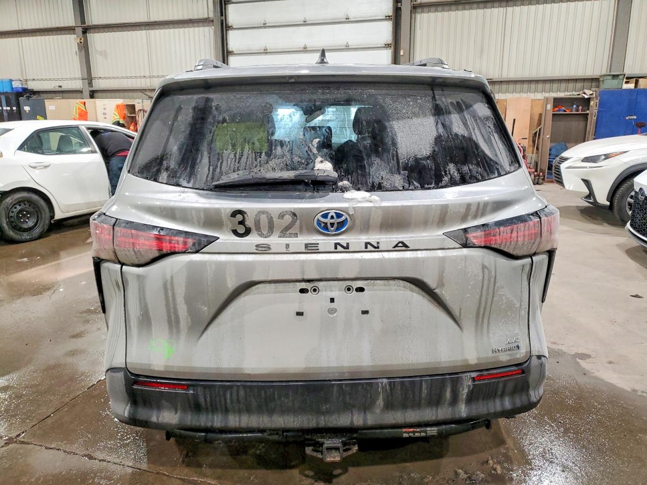 2022 TOYOTA SIENNA LE photo 16