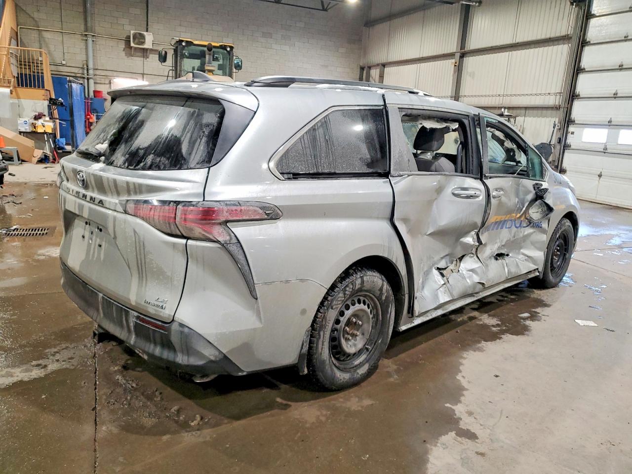 2022 TOYOTA SIENNA LE photo 7