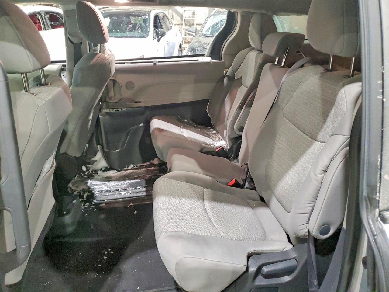 2022 TOYOTA SIENNA LE photo 31