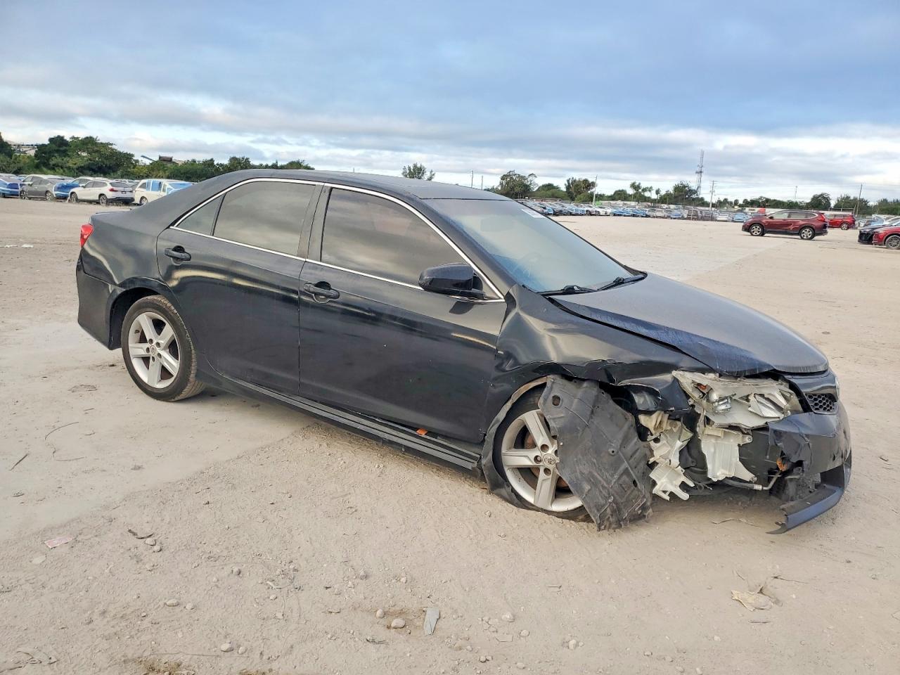 2014 TOYOTA CAMRY L photo 4