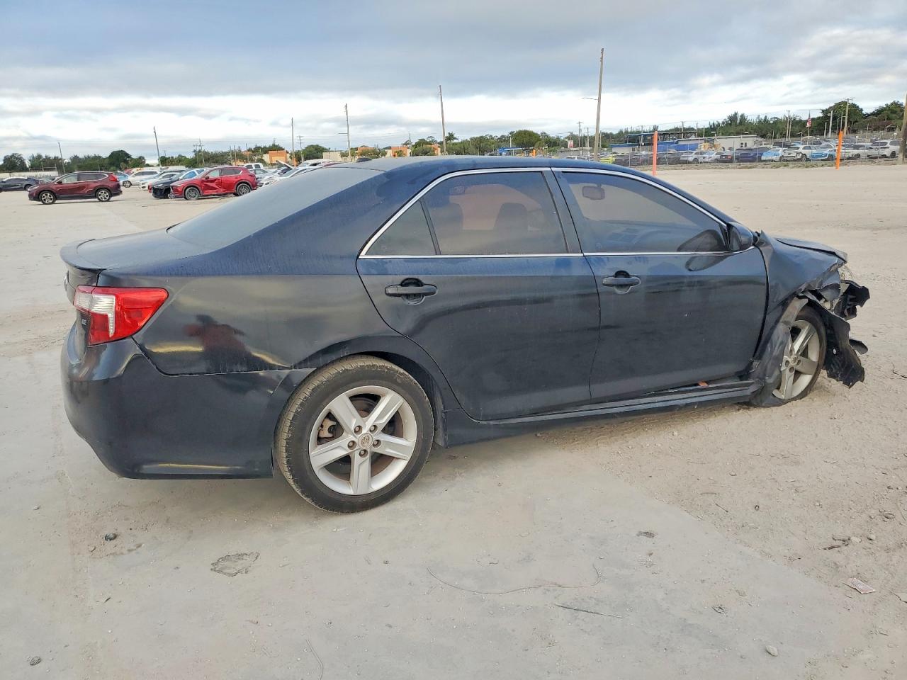 2014 TOYOTA CAMRY L photo 3