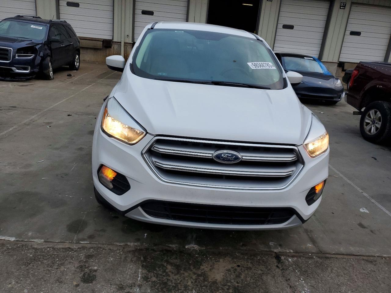 2017 FORD ESCAPE SE photo 9