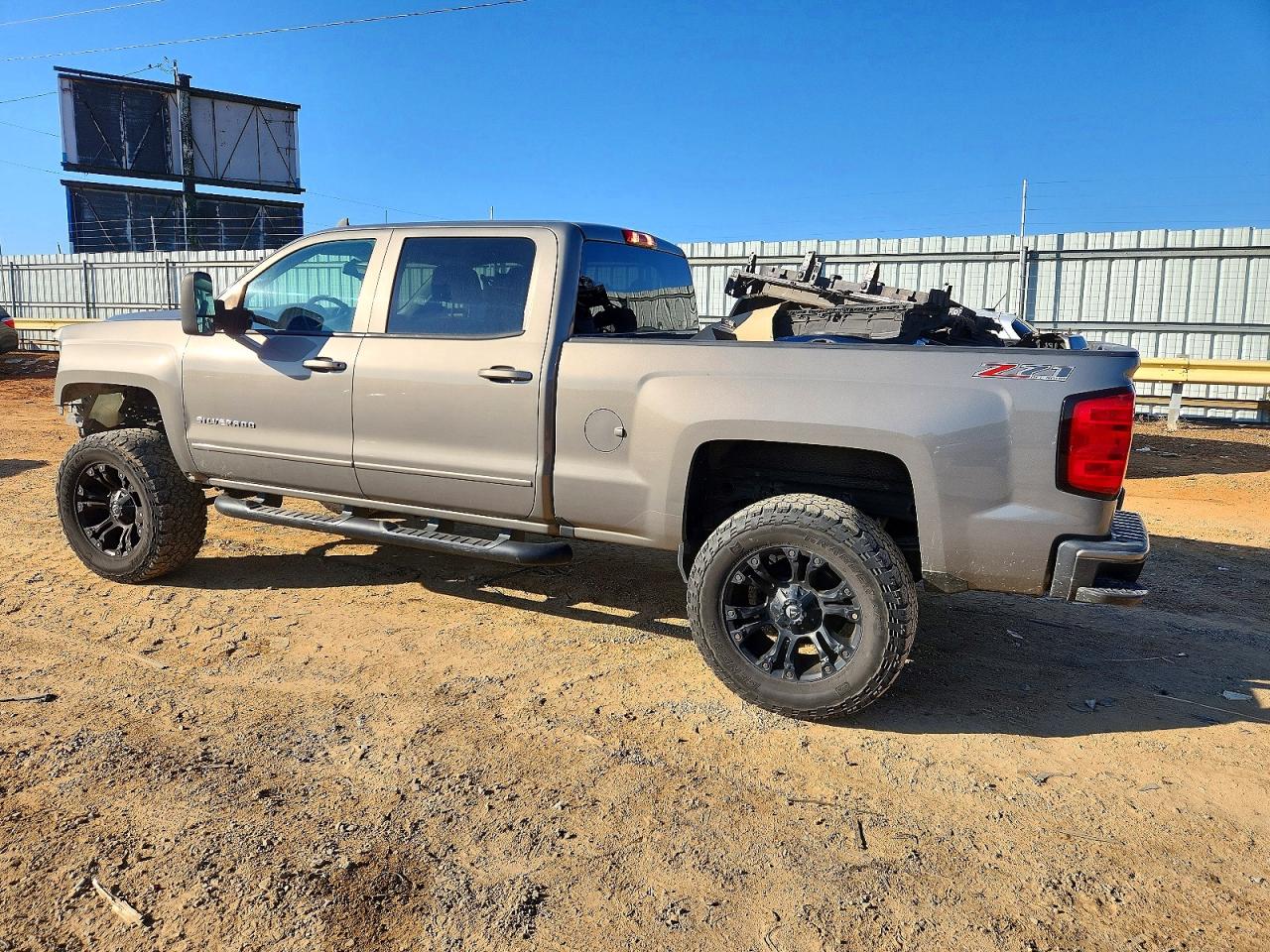 2017 CHEVROLET SILVERADO K1500 LT photo 2