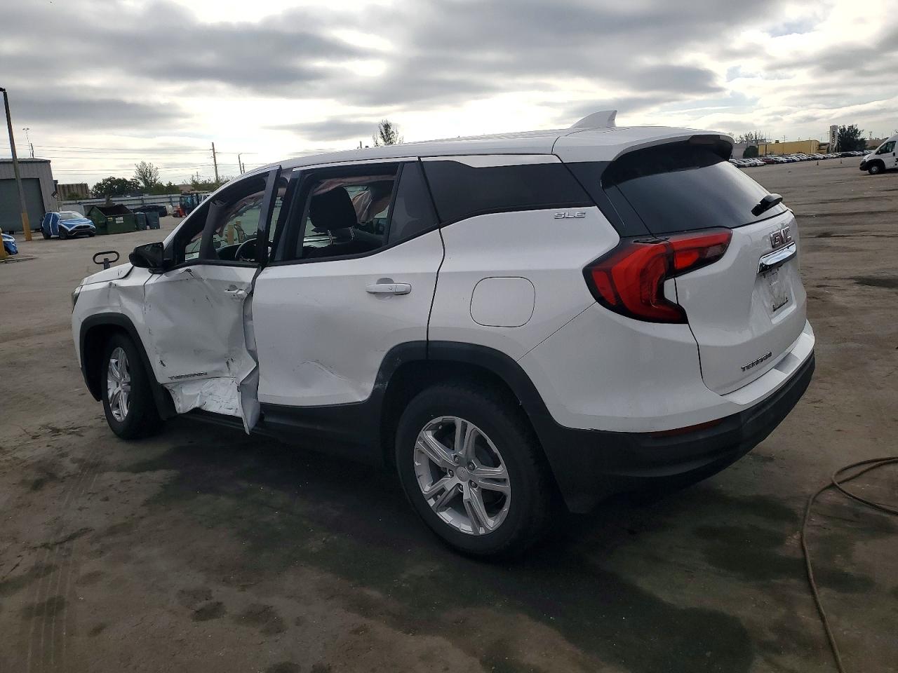 2018 GMC TERRAIN SLE photo 2