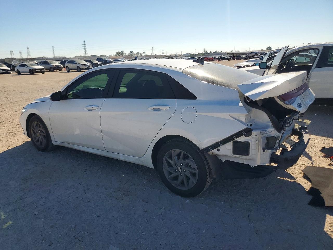 2024 HYUNDAI ELANTRA SEL photo 2