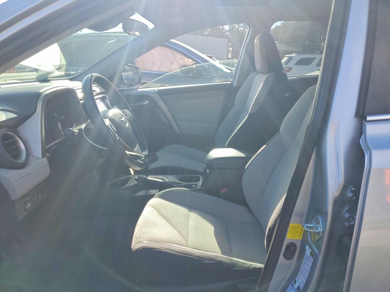 2016 TOYOTA RAV4 XLE photo 7