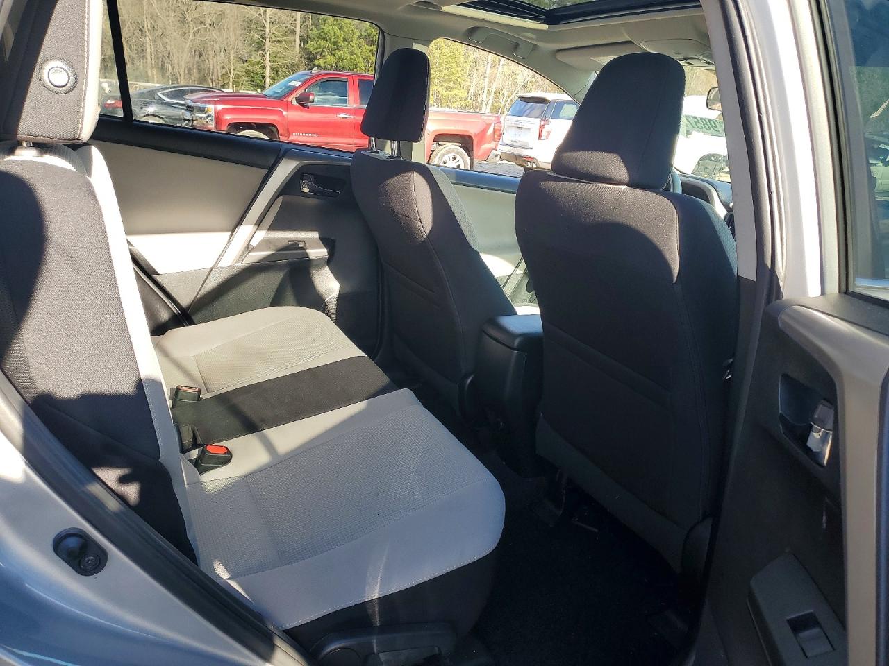 2016 TOYOTA RAV4 XLE photo 10