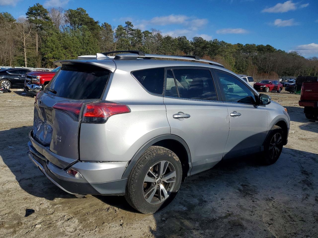 2016 TOYOTA RAV4 XLE photo 3
