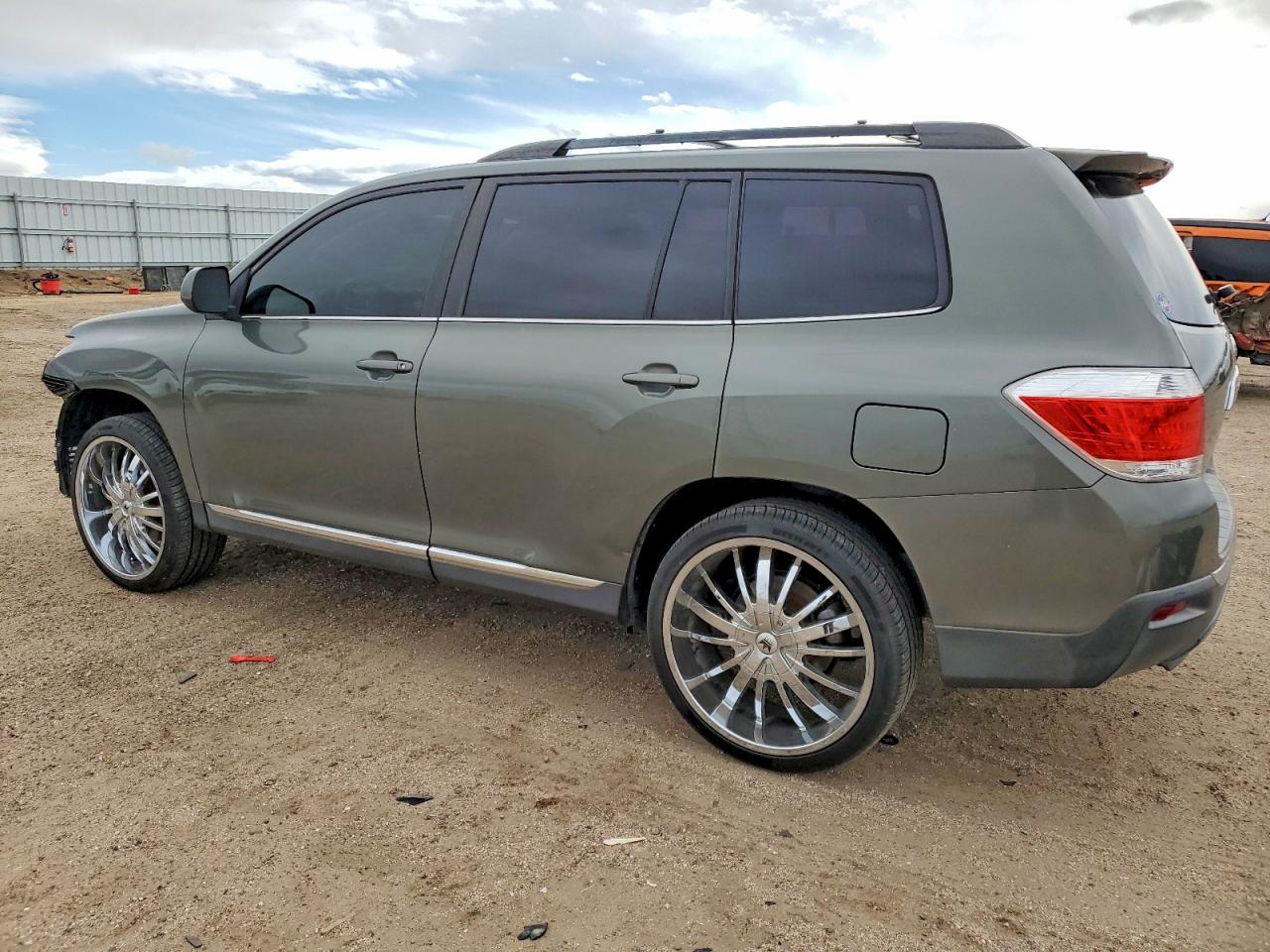 2012 TOYOTA HIGHLANDER BASE photo 2