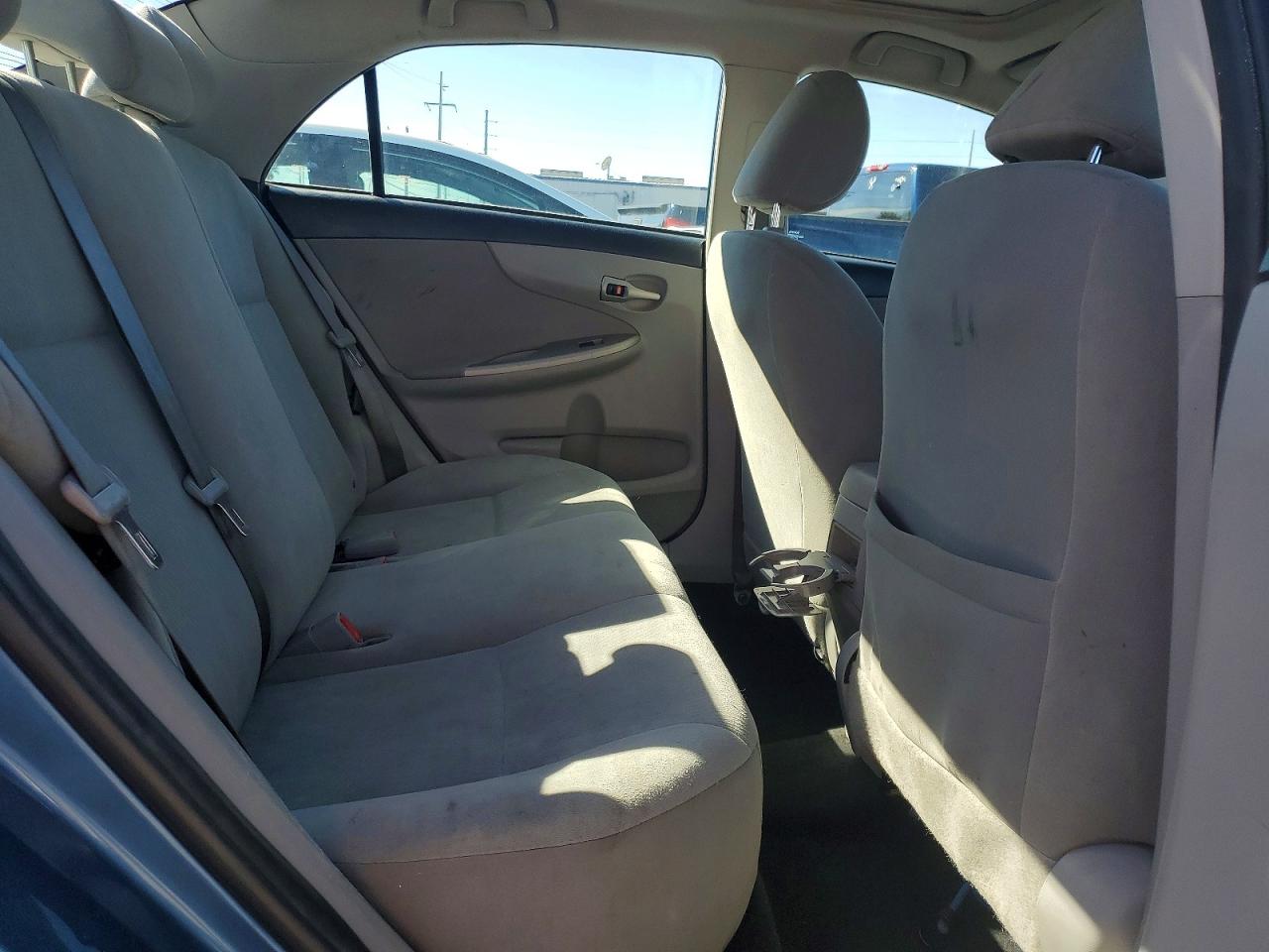 2013 TOYOTA COROLLA LE photo 19