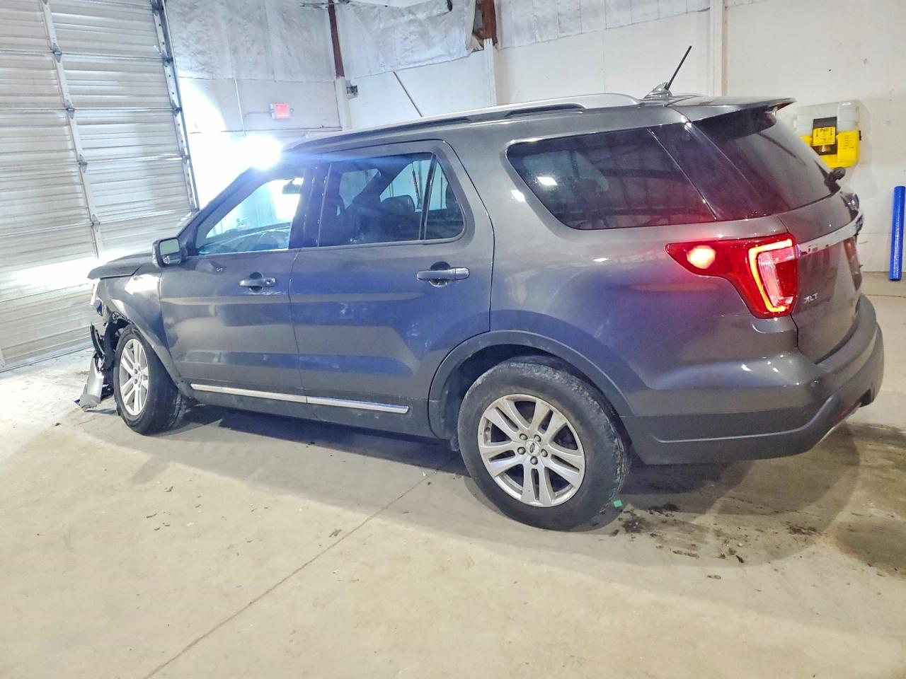 2019 FORD EXPLORER XLT photo 3