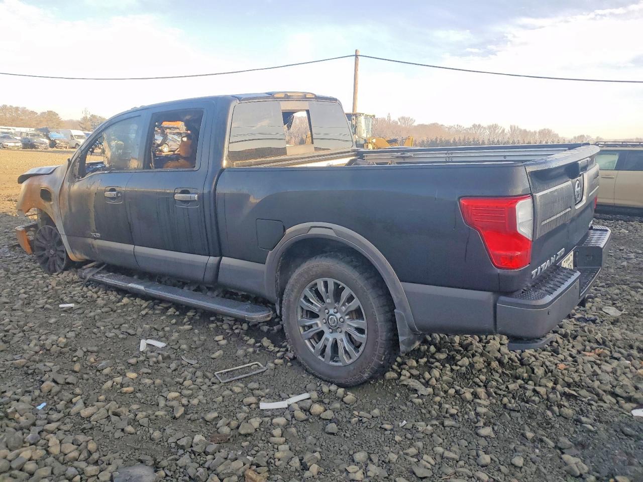 2018 NISSAN TITAN XD SL photo 4