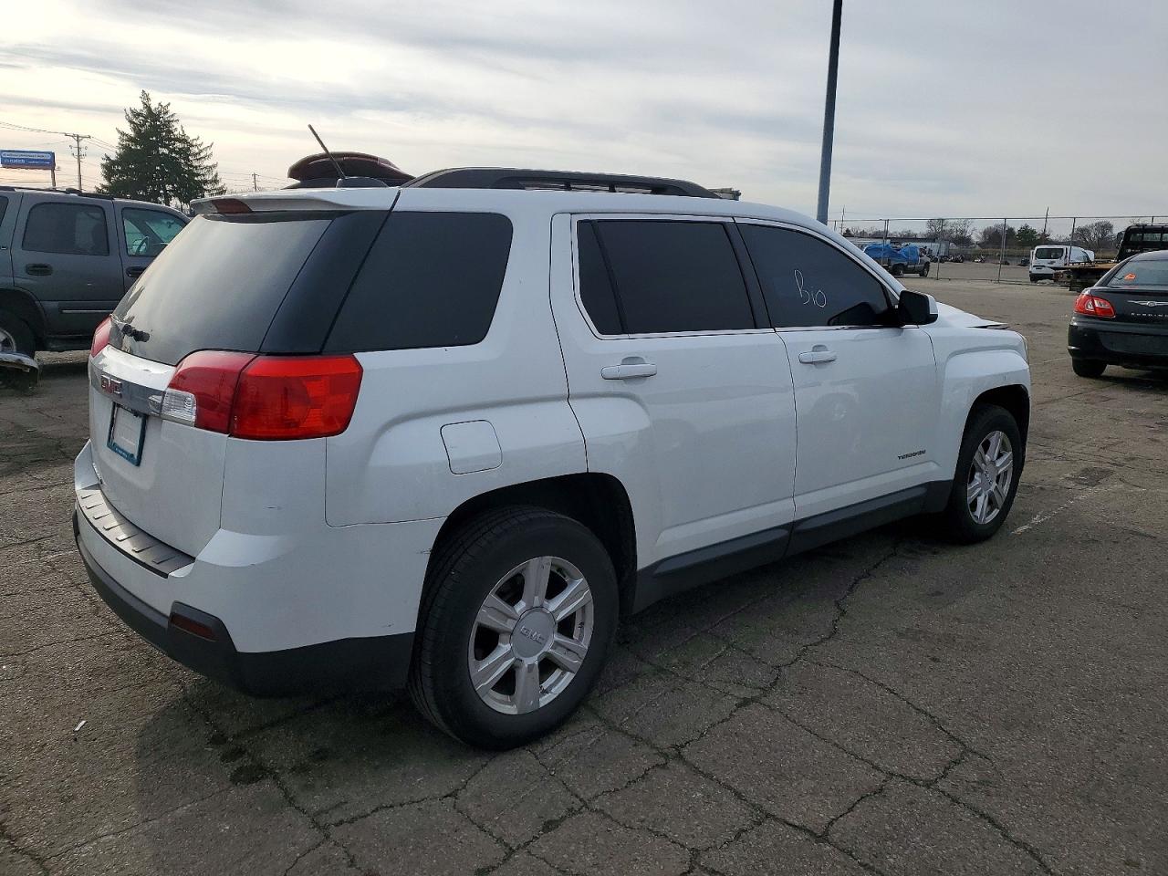2015 GMC TERRAIN SLE photo 3