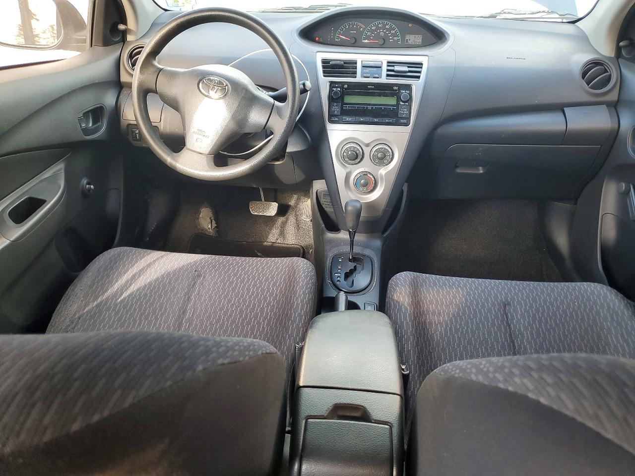 2012 TOYOTA YARIS photo 8