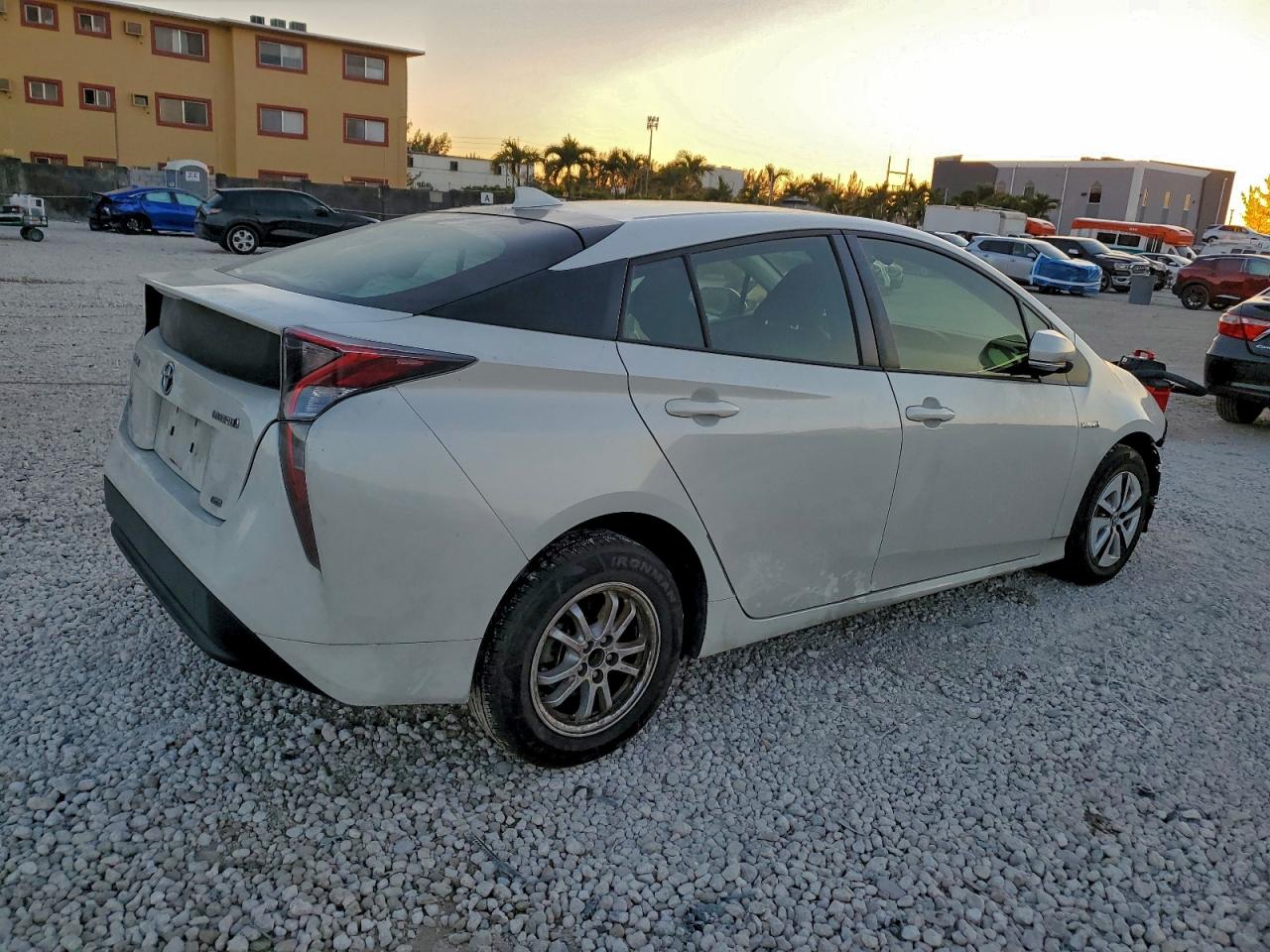 2016 TOYOTA PRIUS photo 3