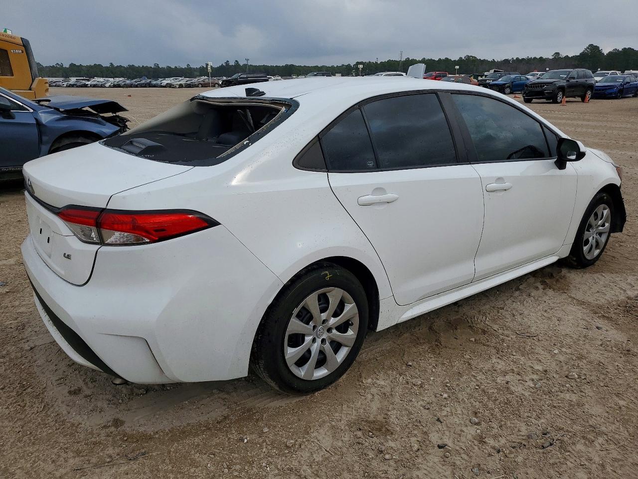 2022 TOYOTA COROLLA LE photo 3